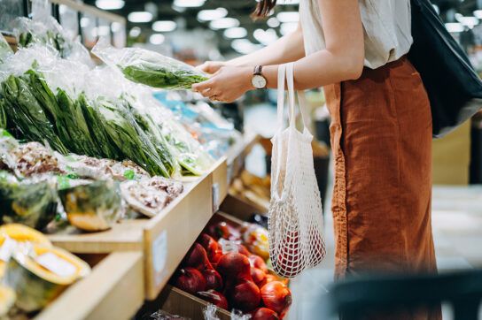 Adult female grocery shopping for nutritious foods that are good for congestive heart failure stages
