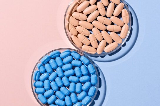 Acetaminophen vs. ibuprofen pills in petri dishes