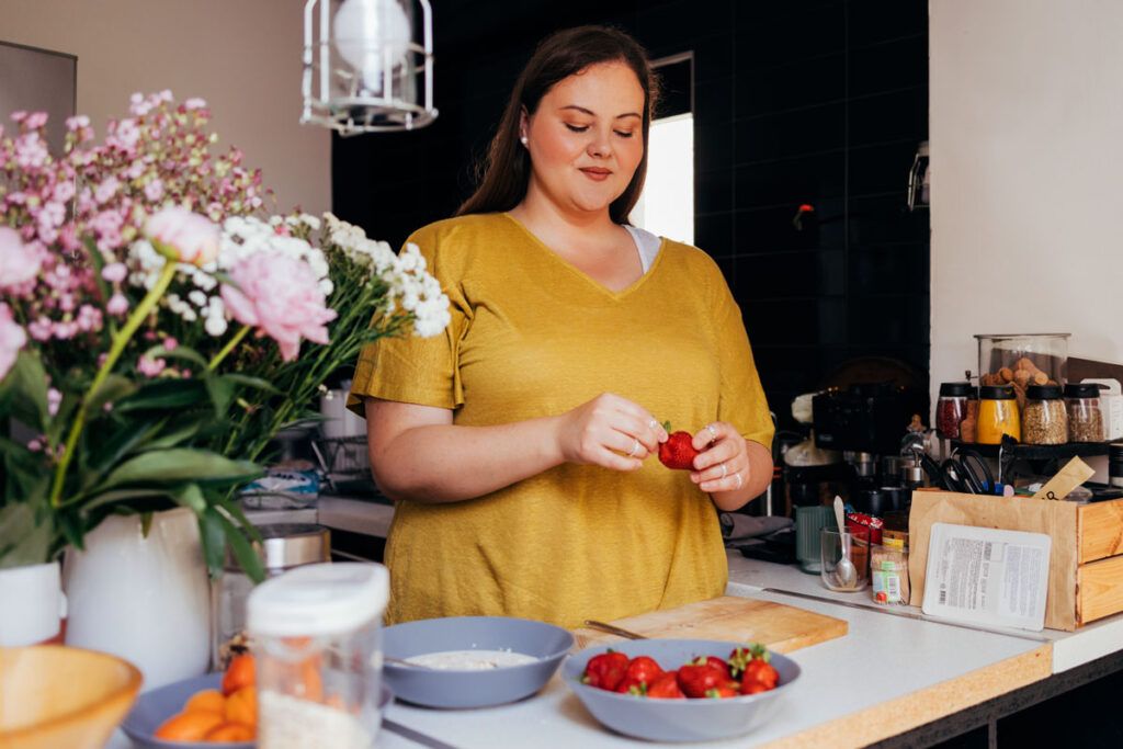 Woman with overweight eating fruits after understanding and applying how Wegovy helps to lose weight